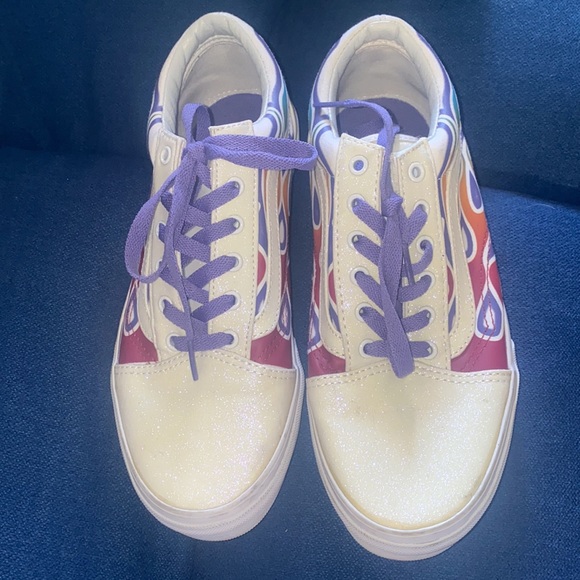 great detail! slight yellowing due to storage! great lisa frank looking vans! - Picture 4 of 4